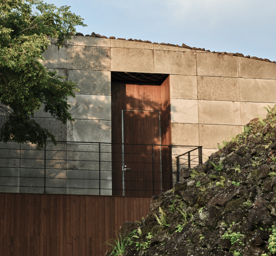 Lotte Jeju Art Villas Kengo Kuma - Rooms designed to embody the rounded shapes of Jeju's oreums, allowing you to experience the strength and flexibility of Jeju's nature