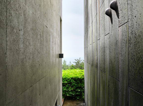 Lotte Jeju Art Villas DA GROUP - Rooms that connect two spaces of varying heights, allowing communication with nature through the interplay of the sun and moon, wind, and forest.