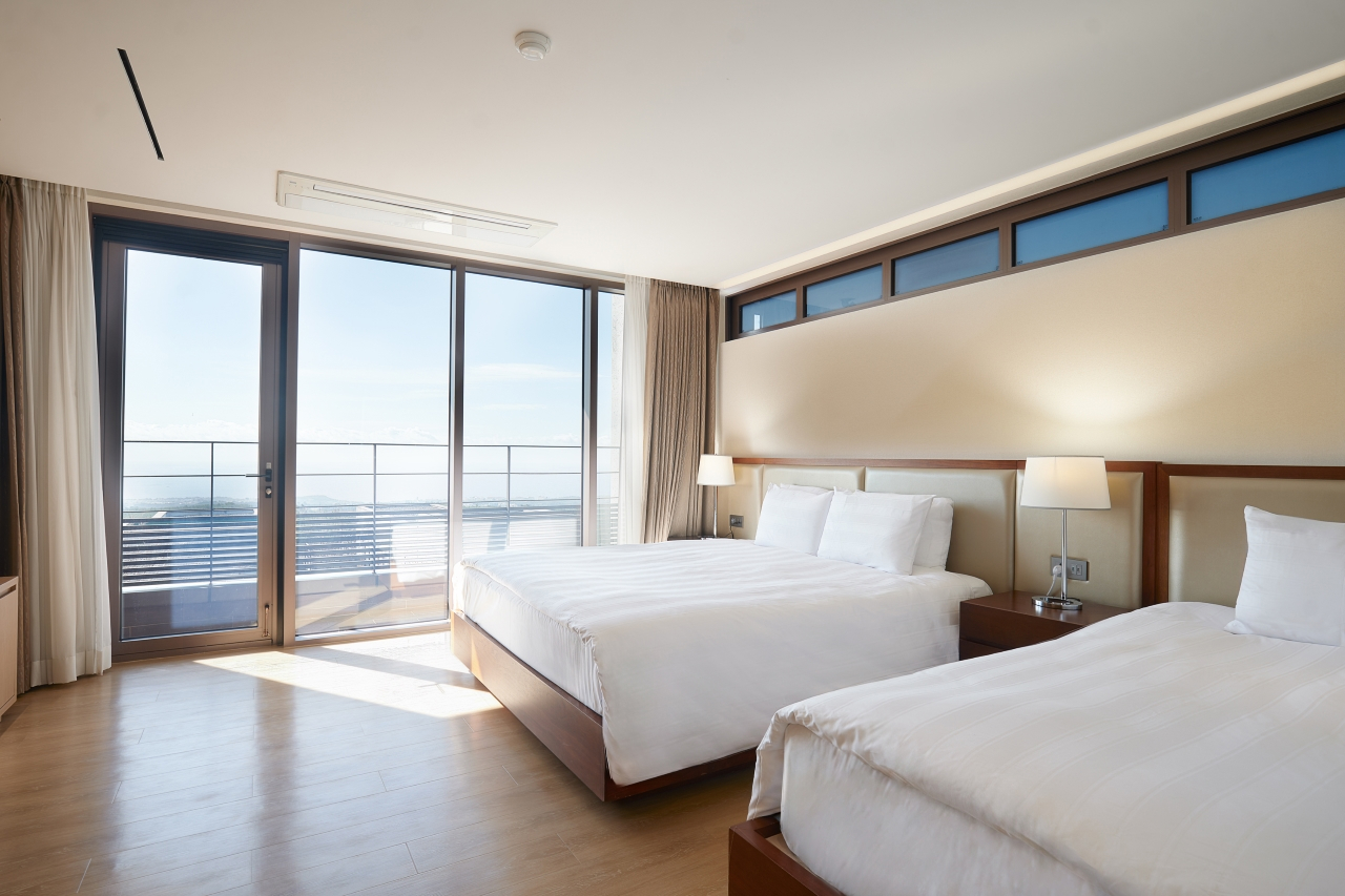 Jeju Art Villas DA Group - A two-story structure suitable for accommodating up to 7 guests, connecting two spaces of varying heights to experience the embrace of Jeju's pristine nature.